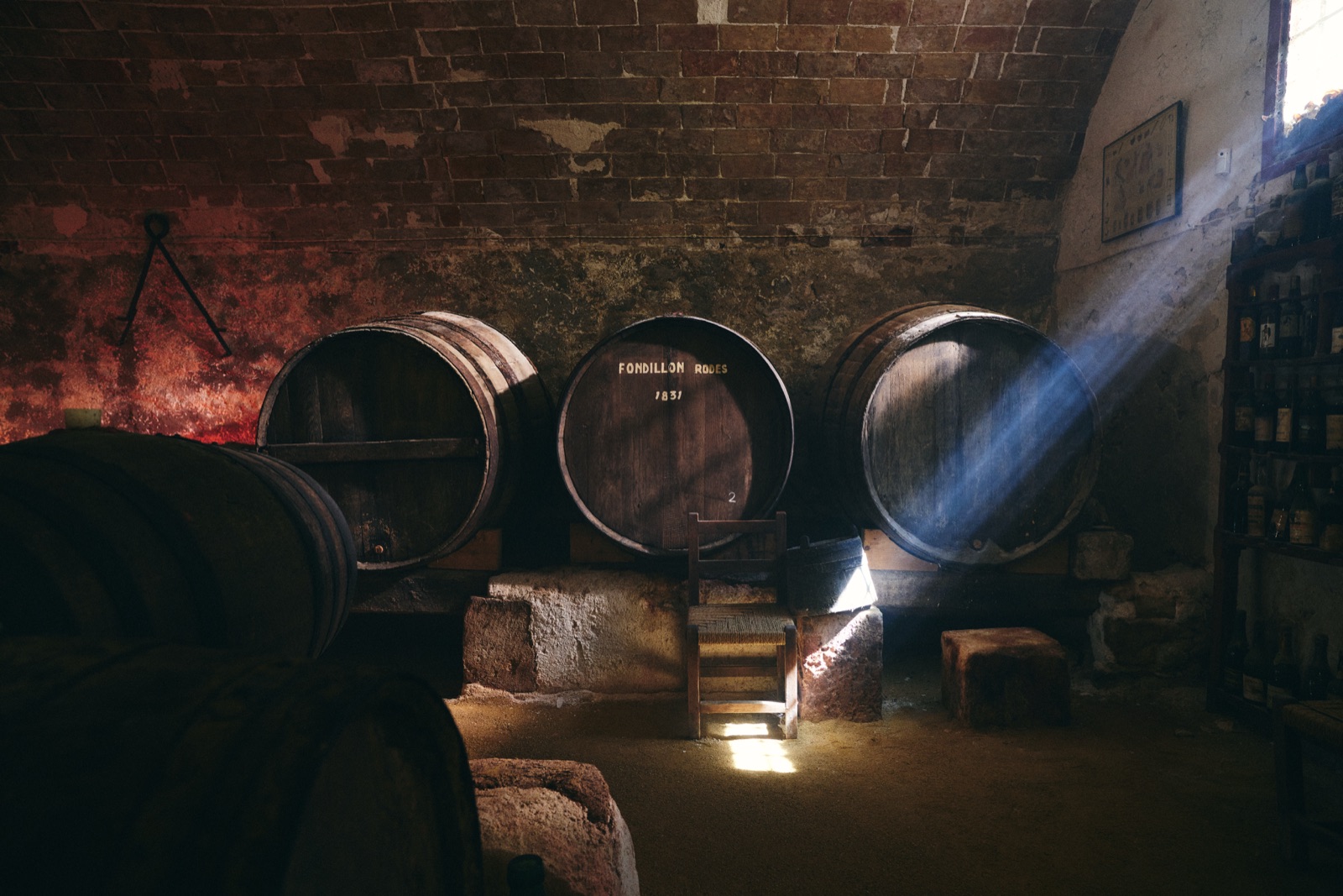 La luz entra un rato al día en la bodega de la Finca Cassou; el resto del tiempo, penumbra