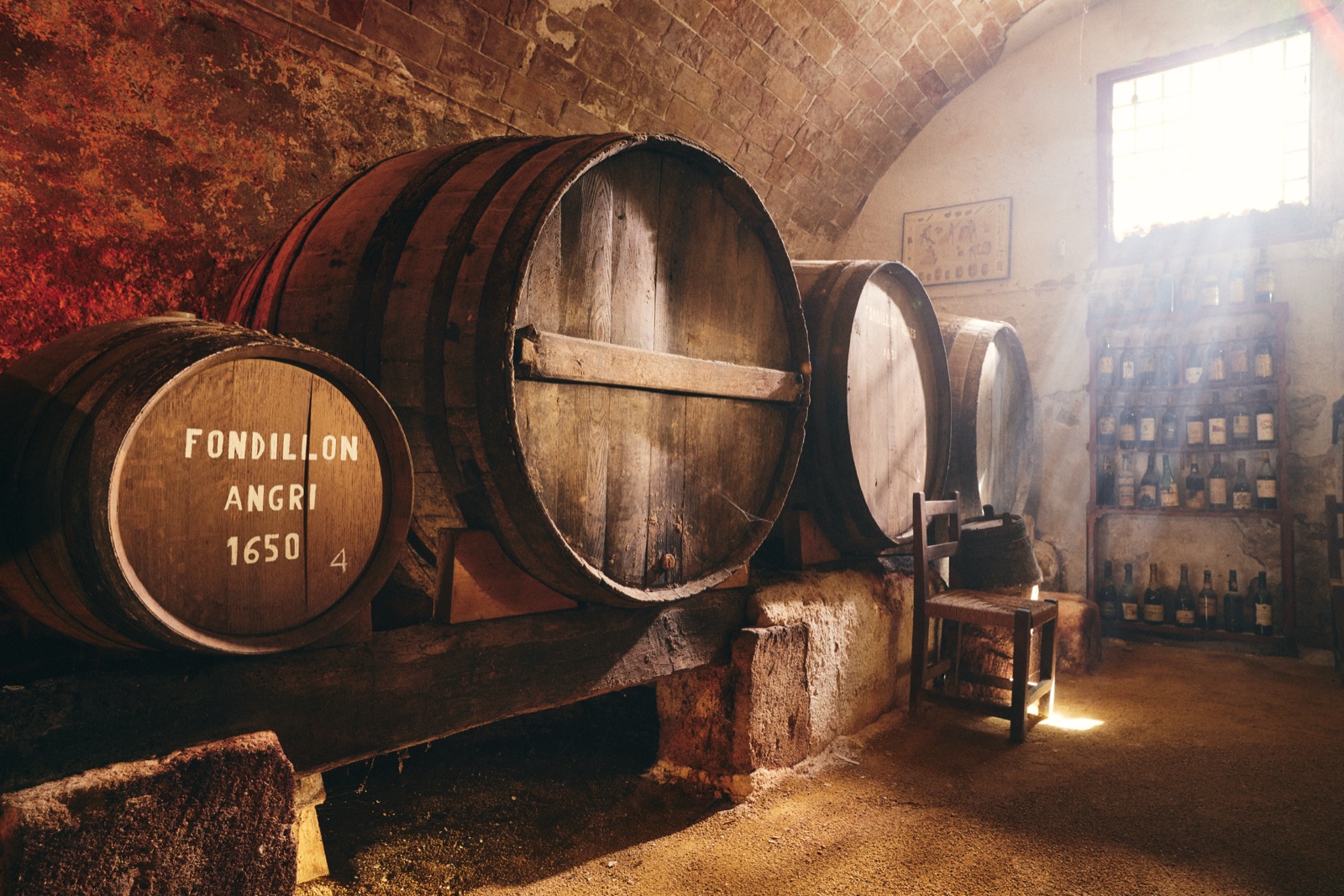 Tonel con la inscripción «FONDILLON ANGRI 1650», en la bodega de la Finca Cassou
