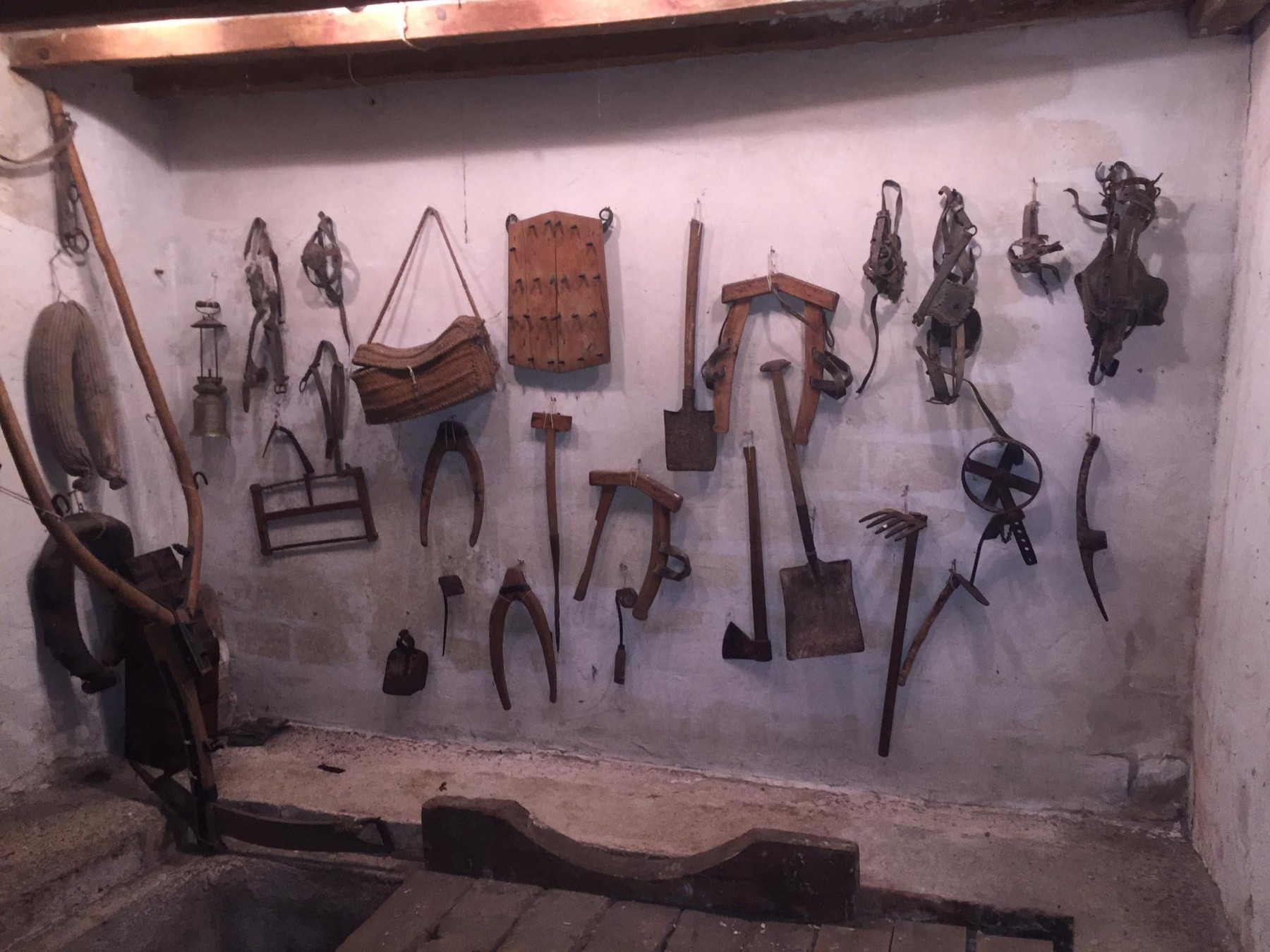 Los aperos de labranza, colgados en la pared