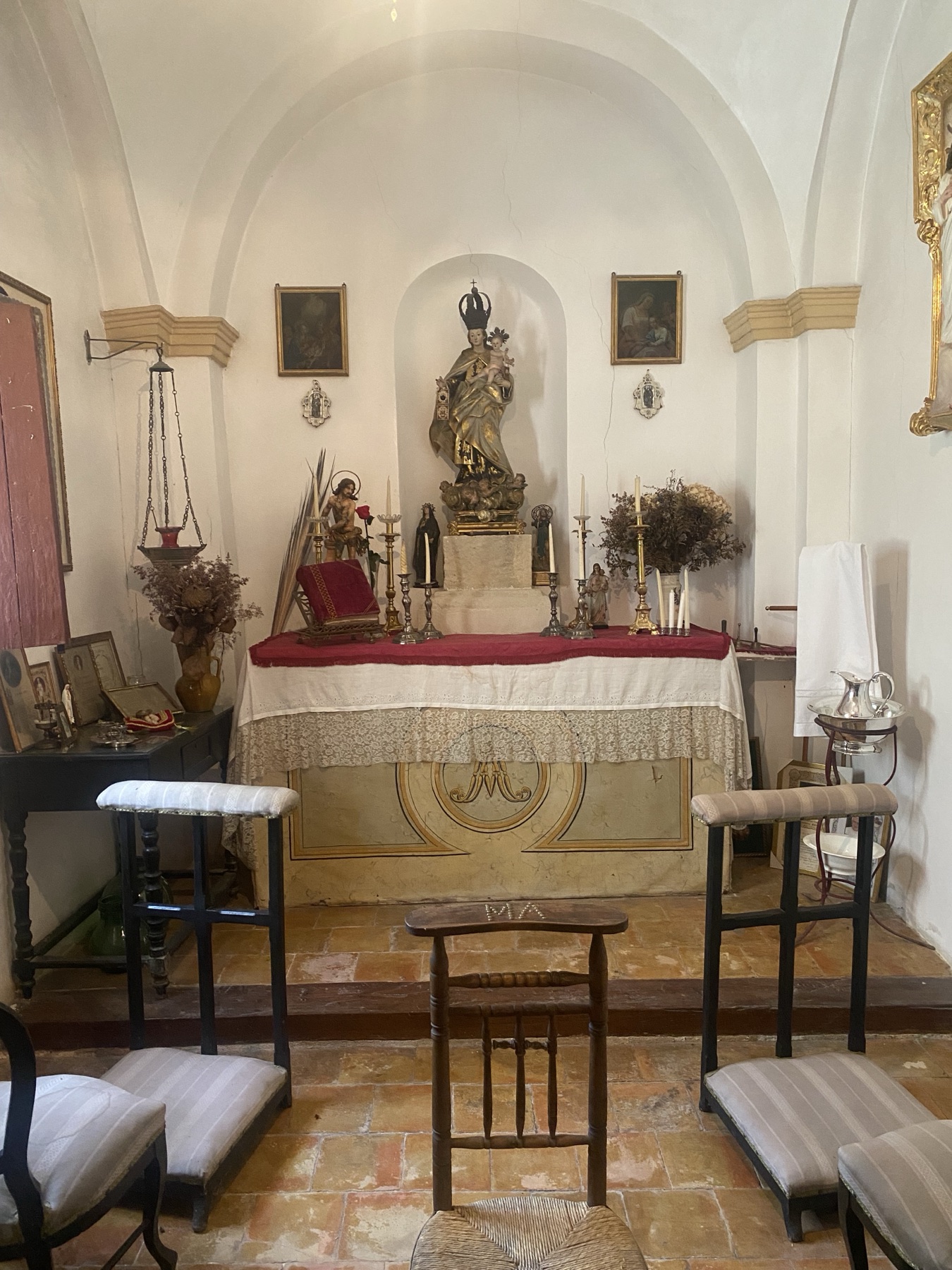 La capilla: el altar, con la imagen de la Virgen