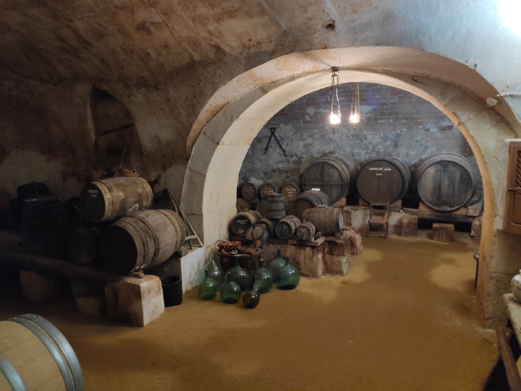 El arco de sillería que une las dos naves abovedadas de la bodega