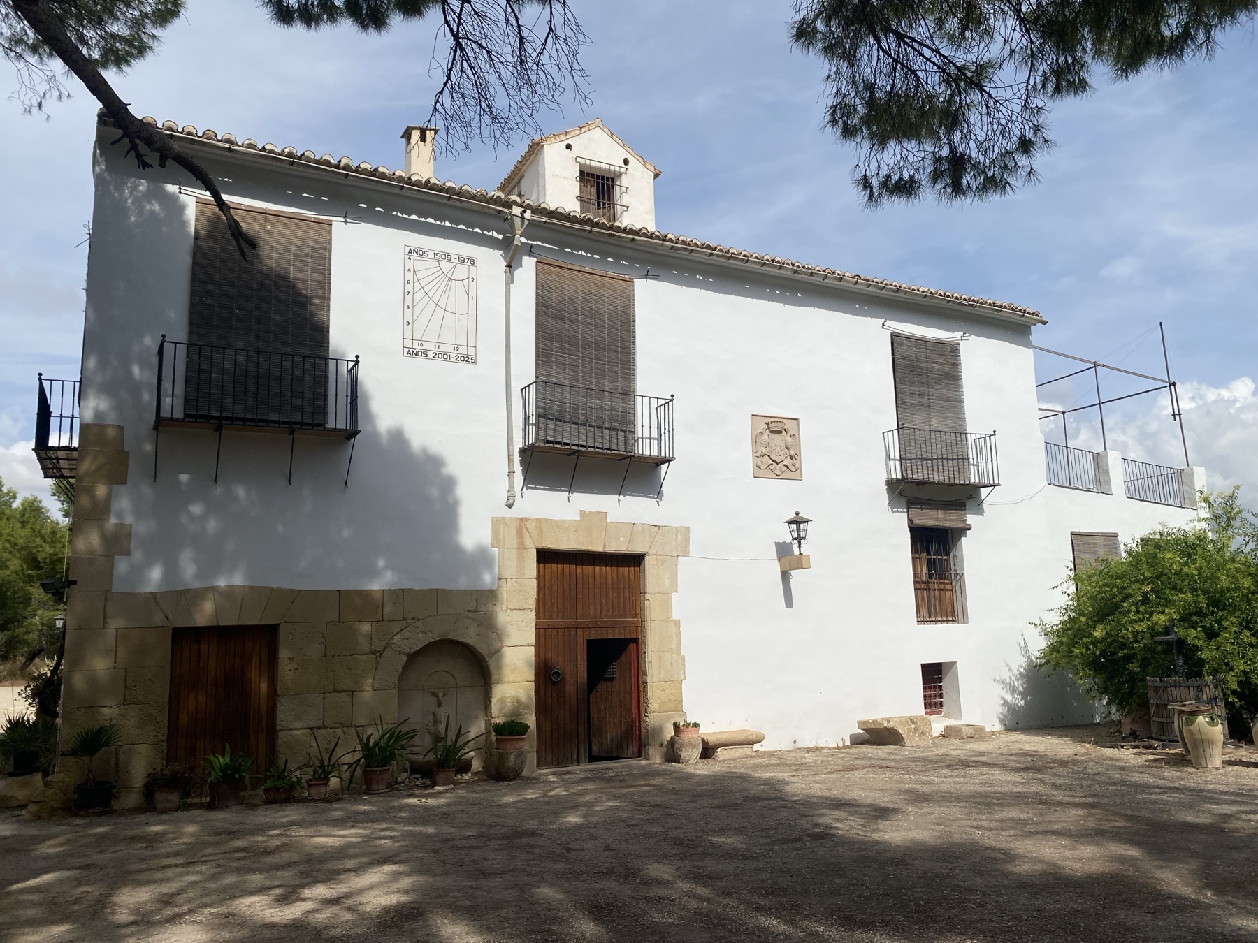La fachada principal, con el escudo de la familia Leach y el reloj de sol