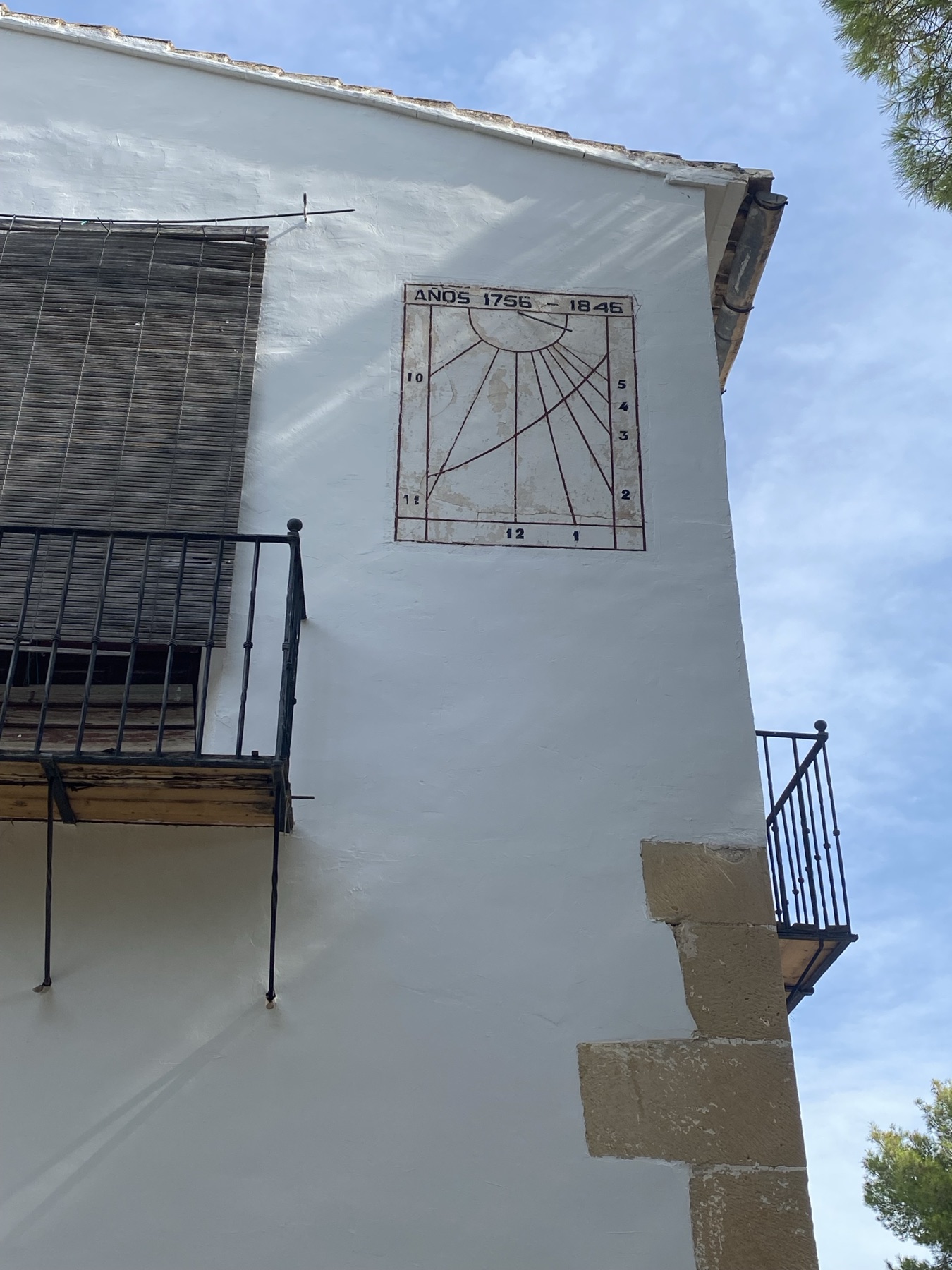 Uno de los relojes de sol de la fachada, con la inscripción «Años 1756 – 1846»